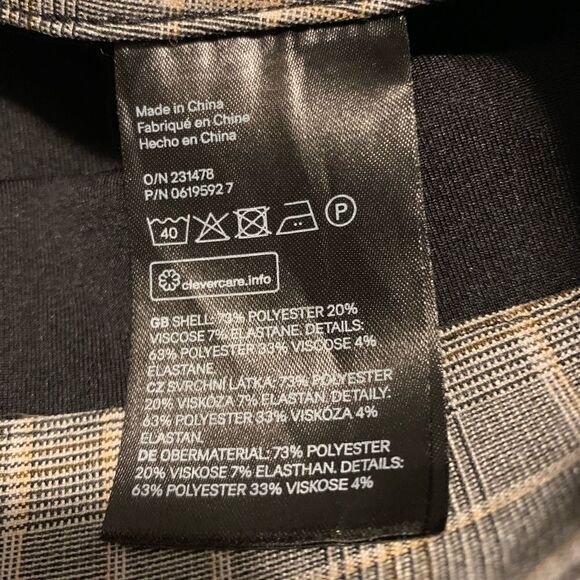 3 for $30! H&M patterned mini skirt with ruffle detail. - Picture 4 of 7